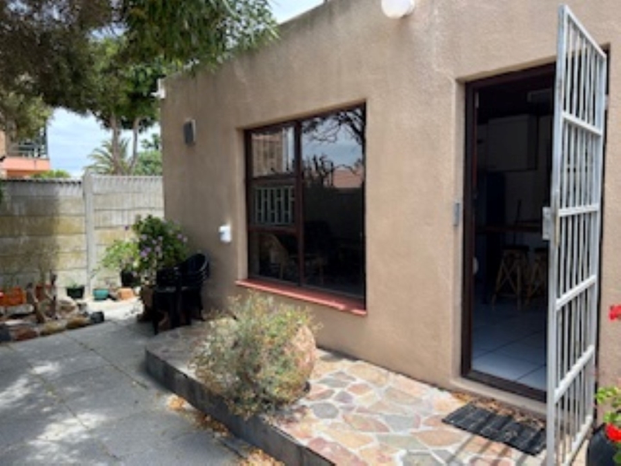 To Let 1 Bedroom Property for Rent in Bloubergrant Western Cape